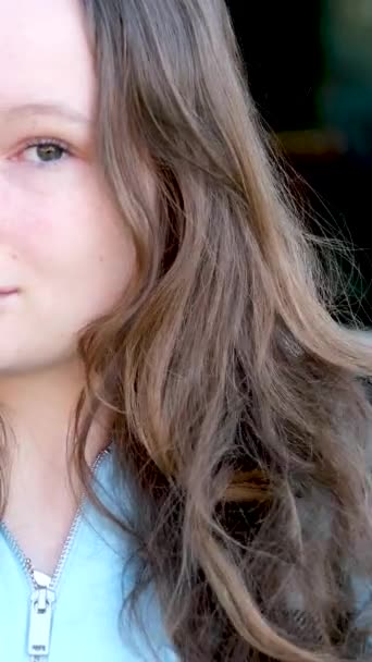Hermosa Joven Chica Adolescente Endereza Cabello Mira Cámara Para Calle — Vídeo de stock