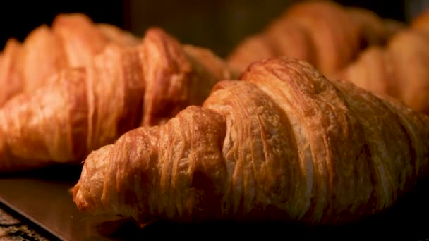 Närbild Croissanter Isolerade Träskiva Fransk Frukost Koncept Högkvalitativ Film — Stockvideo