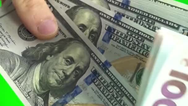一百美元现钞和一千格里夫尼亚现钞在附近轮流使用 现金背景 货币现金的最高视图 100美元和1000格里夫尼亚的钞票 高质量的4K镜头 — 图库视频影像