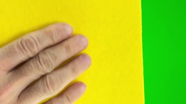 男人毛茸茸的手拿着黄色的餐巾他擦屏幕绿色的铬基色背景广告餐巾被擦干净它是用男人的Eskadra概念取的 — 图库视频影像