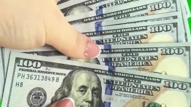 Masada dönen yüz dolarlık banknotlar. Yakın plan. Dönüşümlü kağıt para yakın plan. Paralı arka plan Amerikan 100 dolarlık banknotlar. Yüksek kalite 4k görüntü