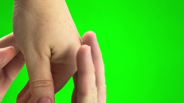Mulher Uma Mão Para Homem Homem Acaricia Fundo Verde Chromakey — Vídeo de Stock