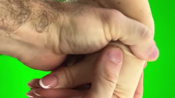 Чоловік Жінка Руки Зеленому Фоні Хроматичні Ігри Руками Чоловік Ловить — стокове відео