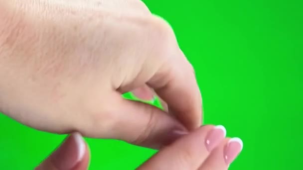 Ręce Dorosłej Kobiety Zbliżenie Ramce Zielonym Tle Chroma Klucz Badania — Wideo stockowe