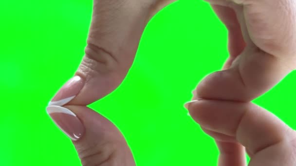 一只手的心脏人们用手指形成一个心形 两个手势 Chromakey 绿色屏风 孤独寂寞的手做爱情的标志浪漫的爱情 — 图库视频影像