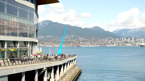 温哥华市中心滨水写字楼加拿大太平洋人走在港口的摩天大楼上游客大城市温哥华的现实生活2023 — 图库视频影像