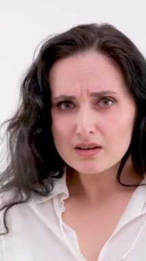 Beyaz arka plan huysuz kadın dalgaları ne olduğunu gösteriyor İki elini yana kaldırıyor tatmin olmamış buruşuk ağız sonunda buruşmuş alın gülümsemesi 