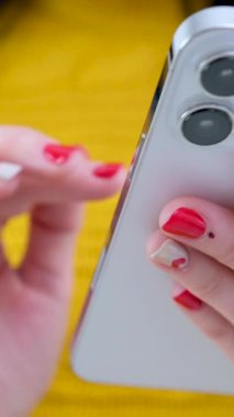 Yakın plan bir cep telefonu ekranına parmağınla işaret et, mesaj gönderen bir kişi, yakın plan cep telefonu kullanan hippi bir dokunmatik ekran kızı, online internet.