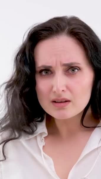 Weißer Hintergrund Verärgerte Frau Winkt Zeigt Wichtig Ist Sie Hebt — Stockvideo