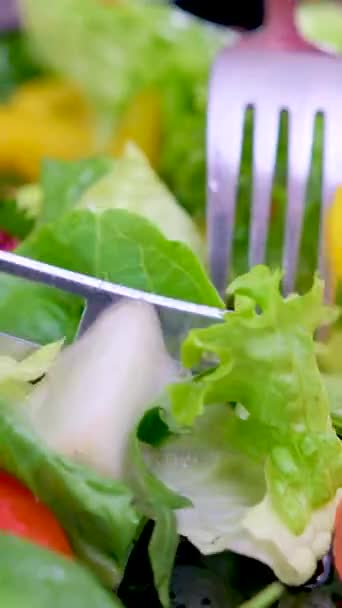 Fresh Salad Lettuce Leaves Tomato Falling Bowl Served Healthy Food — стоковое видео