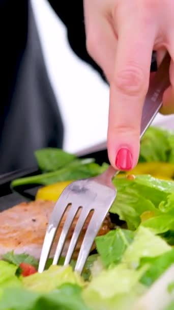 Uma Menina Come Salada Legumes Com Garfo Prato Branco Tiro — Vídeo de Stock