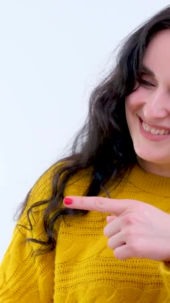 Улыбка Шокирована Счастливой Победой Красивой Молодой Женщины Лет Желтом Свитере — стоковое видео