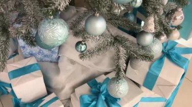 Üzerinde beyaz kar olan yeni yıl yeşil Noel ağacı mavi ve gümüş toplar güzel pastel açık renk Noel arkaplanı