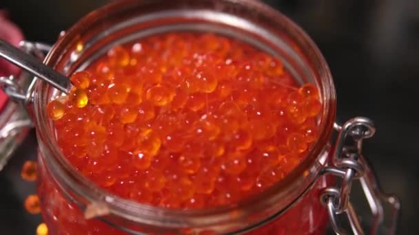 Delicioso Caviar Vermelho Frasco Vidro Trava Abertamente Tirar Com Uma — Vídeo de Stock