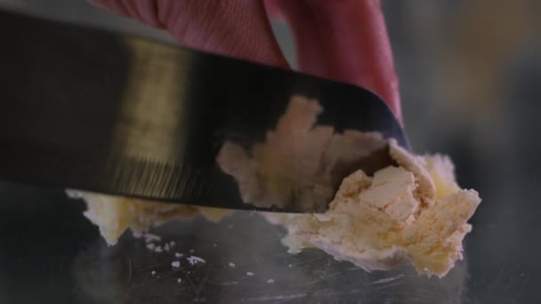 切下马卡龙刀美味的玛卡伦甜食法式甜食躺在混凝土的黑色架子上 一个女孩拿着糖果 — 图库视频影像