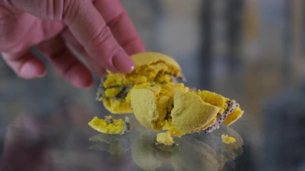 Die Weibliche Hand Zerbröselt Achtlos Und Schneidet Macarons Mit Französischem — Stockvideo