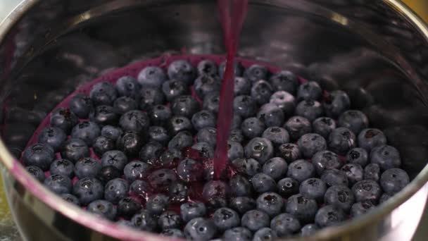 使果冻健康甜点帮助关节 用明胶在细细的溪流中倒入铁盘制备蓝莓果冻 — 图库视频影像
