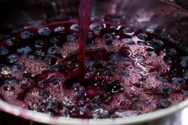 Jöle sağlıklı tatlı eklemleri yapmak için buzdolabı. İnce bir dereye dökülen jelatin ile yaban mersinli jöleyi demir bir tepsiye hazırlamak