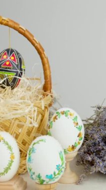 Mutlu bayramlar ve mavi arka planda kutlama için pastel yumurtalı Paskalya sepeti. Pankart. Tebrik kartı lavanta arkaplan kartpostal afiş takvimi boş uzay bayram paskalya yumurtaları nakışlı