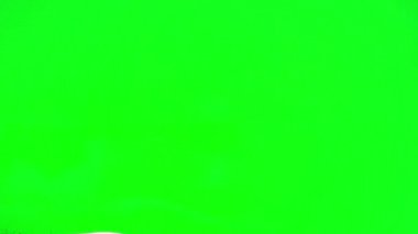 Erkek el hareketi, parlak yeşil ekran arka planında izole edildi. Krom ekranda panç ve sembolik işaret var. Bir adam yeşil arka planda elini sallıyor ve sonra sınıfın başparmağını kaldırıyor.