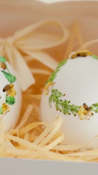 Białym Pudełku Jajka Upominkowe Święto Haftu Wielkanocnego Skorupce Jajka Miejsce — Wideo stockowe