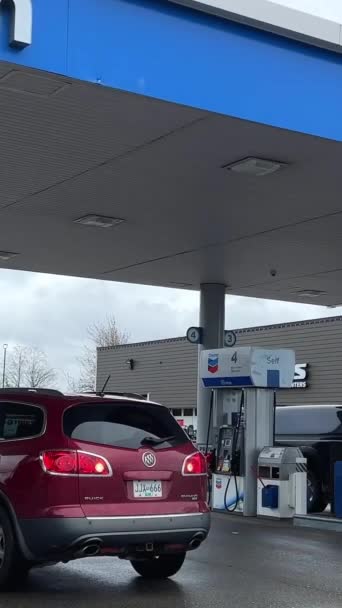 Chevron Čerpací Stanice Kde Auto Tankováno Tankování Proces Nalévání Benzinových — Stock video