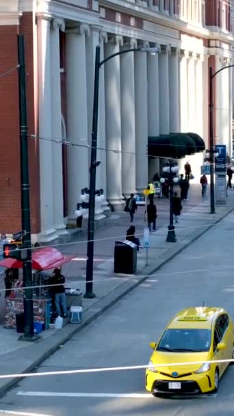 Центр Ванкувера Skytrain Терминала Waterfront Железнодорожного Строительства Людей Улице Реальная — стоковое видео