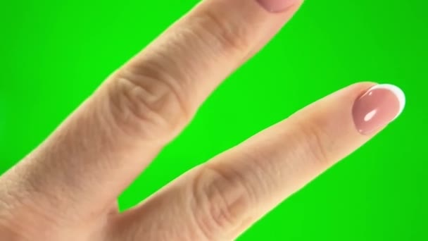 Weibliche Hand Die Zwei Finger Hochhält Grüner Hintergrund Hochwertiges Filmmaterial — Stockvideo