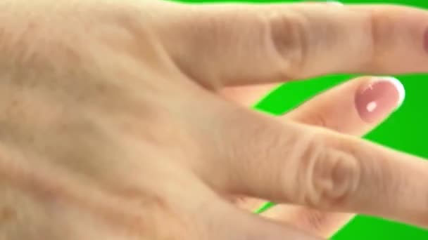 Зеленому Фоні Хроматичні Жіночі Руки Заперечують Щось Закриваюче Зображення Різко — стокове відео
