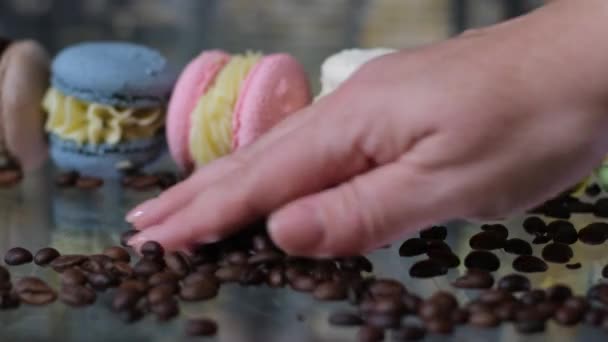 Francia Macaroons Kávébab Egy Csésze Fekete Kávé Asztalon Közelről Kiváló — Stock videók