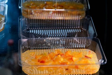 Jelatini ev yemeklerinde sağlıklı eklemler için kullanırdım. Plastik şeftali kabına birkaç kat meyve jölesi dök.