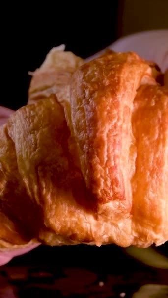 Vrouwelijke Handen Breken Verse Warme Croissant Heerlijk Ontbijt Zelfgemaakte Taarten — Stockvideo