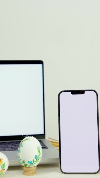 Computer Und Mobiltelefon Monitor Mit Weißem Bildschirm Leeren Raum Für — Stockvideo