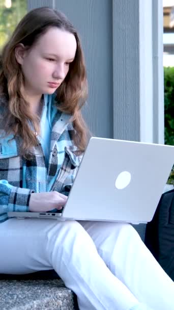 Femeia Zâmbitoare Încrezătoare Lucrează Aer Liber Tipuri Laptop Studenta Îşi — Videoclip de stoc