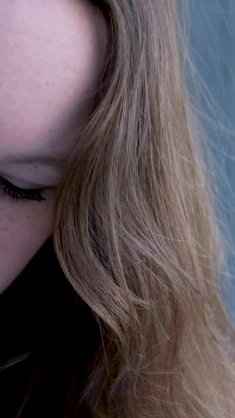 Schöne Gesicht Eines Jungen Teenagers Mädchen Nahaufnahme Mädchen Lehnte Sich — Stockvideo