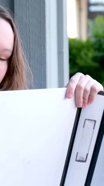 Gadis Remaja Dengan Folder Putih Besar Tangan Menyilangkan Sesuatu Dengan — Stok Video