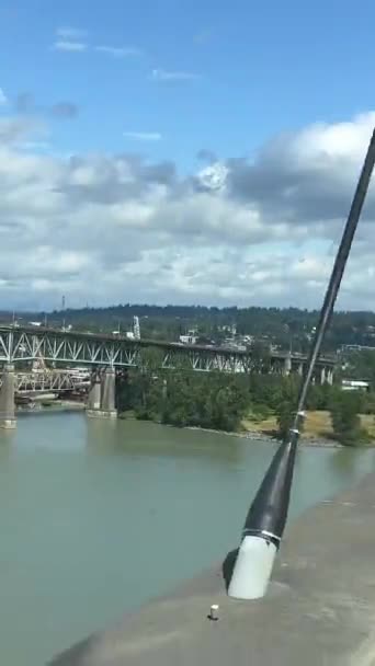 Pattullo Bridge Trem Janela Traseira Ponte Outro Trem Azul Passa — Vídeo de Stock
