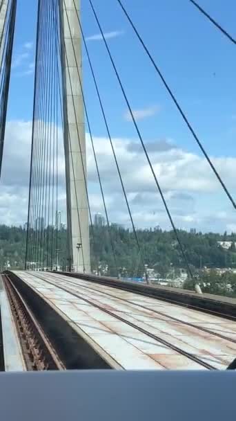 Pattullo Bridge Trem Janela Traseira Ponte Outro Trem Azul Passa — Vídeo de Stock