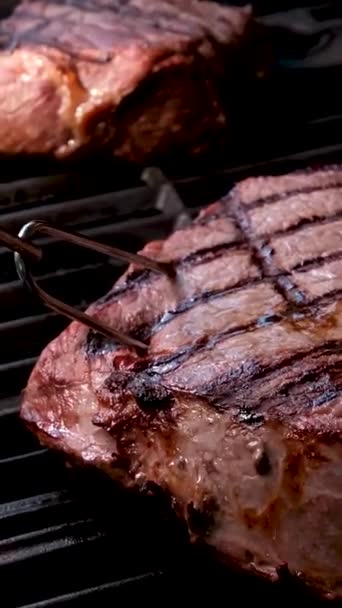 Barbekü Taze Kanlı Biftek Lezzetli Yemek Servisi Öğle Yemeği Piercing — Stok video