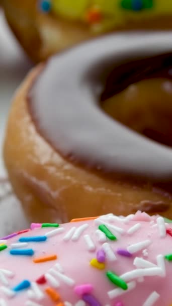 Много Пончиков Выложено Рядами Свежеприготовленные Маслянистые Пончики Удивительны Восхищают Наблюдателя — стоковое видео