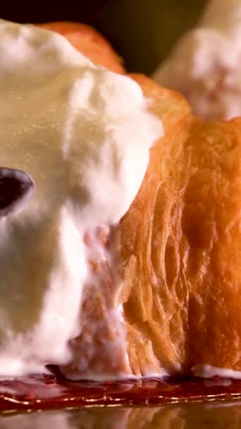 Šíření Šlehačka Nožem Přes Croissant Malinovou Marmeládou Chutné Chutné Porce — Stock video