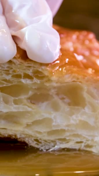 Rogalik Porowaty Świeże Pyszne Struktury Pieczenia Ciasto Drożdżowe Posypane Karmelem — Wideo stockowe