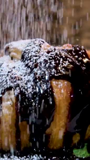 Koyu Çikolata Üzerine Pudra Şekerli Çilek Serpiştirilmiş Kruvasan Beyaz Tabak — Stok video