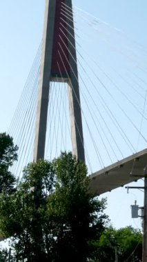 Fraser River römorkörü, New Westminster Skyline. Fraser Nehri 'nde bir römorkör New Westminster, British Columbia, Kanada' daki banliyö demiryolu köprüsünün altından geçiyor. Yüksek kalite 4k görüntü