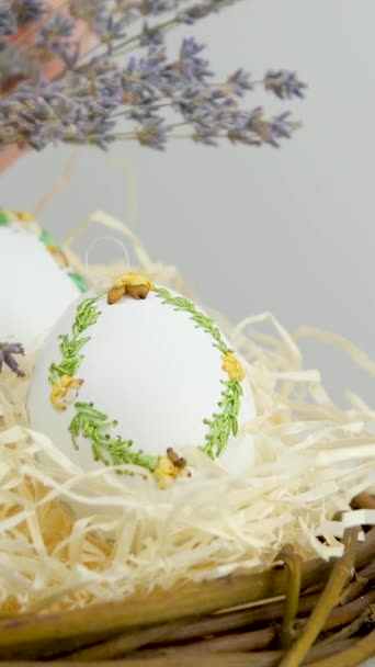 Takjes Lavendel Vrouwelijke Handen Leggen Buurt Van Eieren Nest Pasen — Stockvideo