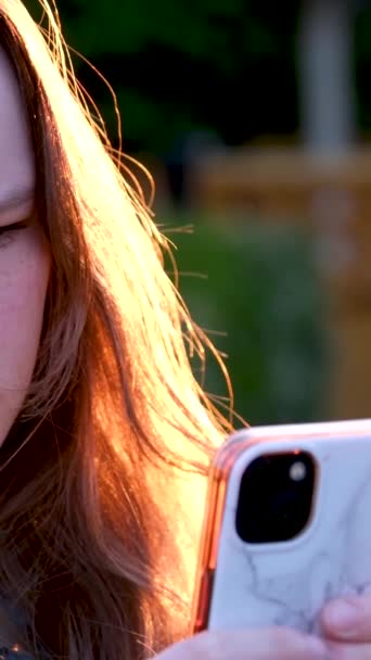 Nastolatka Jest Niezadowolony Czegoś Ona Marszczyła Brwi Ulicy Zachód Słońca — Wideo stockowe