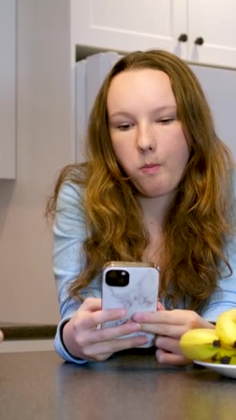 Rencontre Amis Garçons Fille Jouer Mots Tenant Téléphone Communication Fun — Video