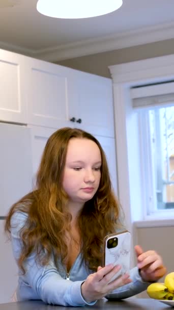 Chłopiec Patrzy Dziewczynę Miłością Ona Jest Zajęty Przez Telefon Jedzenie — Wideo stockowe