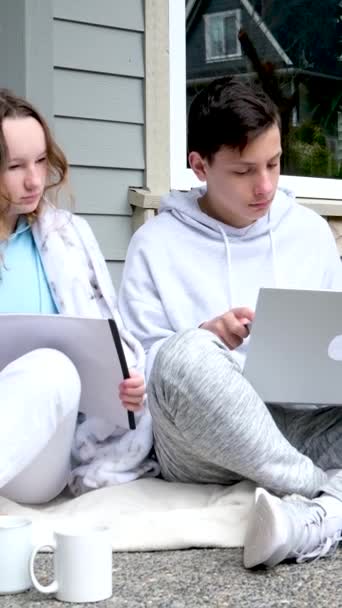 Έφηβος Που Χρησιμοποιούν Φορητό Υπολογιστή Και Tablet Για Online Εκπαίδευση — Αρχείο Βίντεο