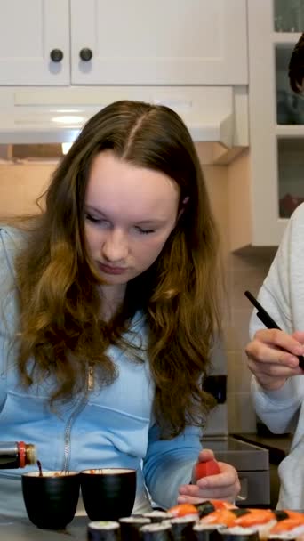 Szórakozás Tizenéves Fiú Lány Néz Filmet Laptopok Eszik Sushi Konyha — Stock videók